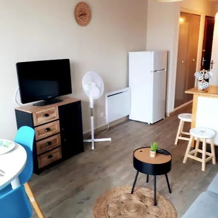 Апартаменты Charming Flat 100m From The Beach