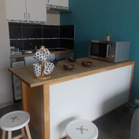 Апартаменты Charming Flat 100m From The Beach